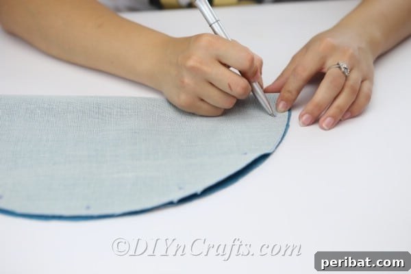 Craft a Trendy Handbag Without a Needle 11 Mark some equidistant spots along the semi-circle at the edge.