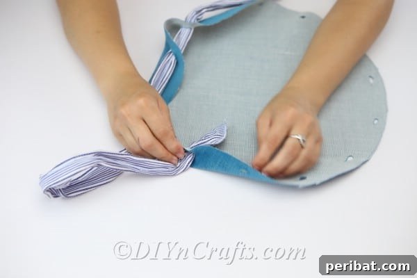 Craft a Trendy Handbag Without a Needle 15 Weave the scarf back and forth through the holes around your circle.