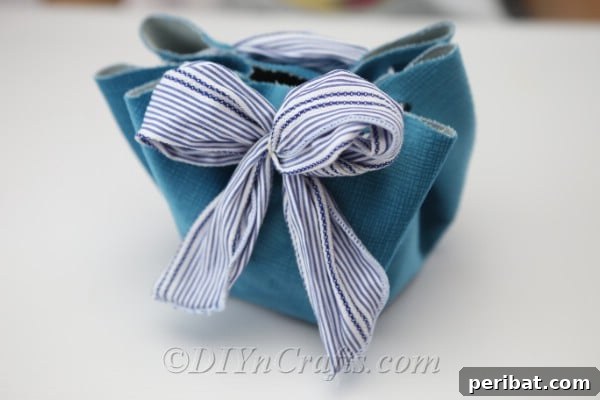 Craft a Trendy Handbag Without a Needle 17 The handbag is nearly finished once the bow is tied.