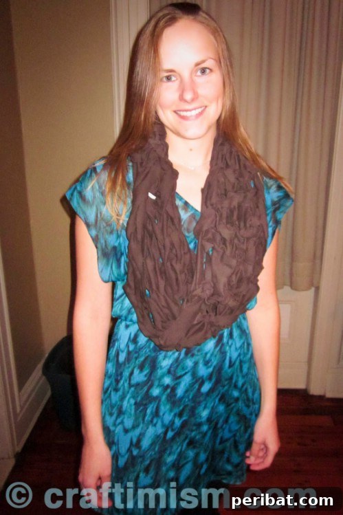 23 Ingenious Arm Knitting Projects and Essential Techniques 18 The T-Shirt Cowl: Repurposed Arm Knit Project