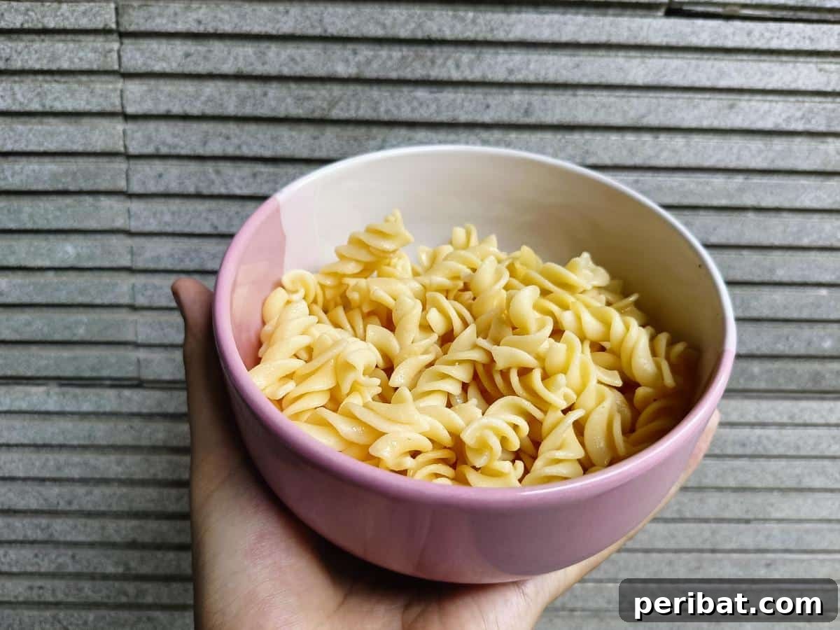 A bowl full of cooked pasta, demonstrating that carbohydrates can be frozen for later use.