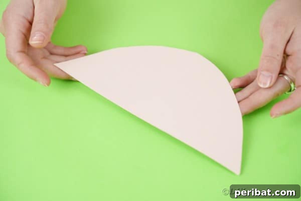 Kraliyet Bez Şato: Bebek Duşu İçin Özel El Yapımı Hediye 18 Cutting out half-moon shapes from paper for the cone tops