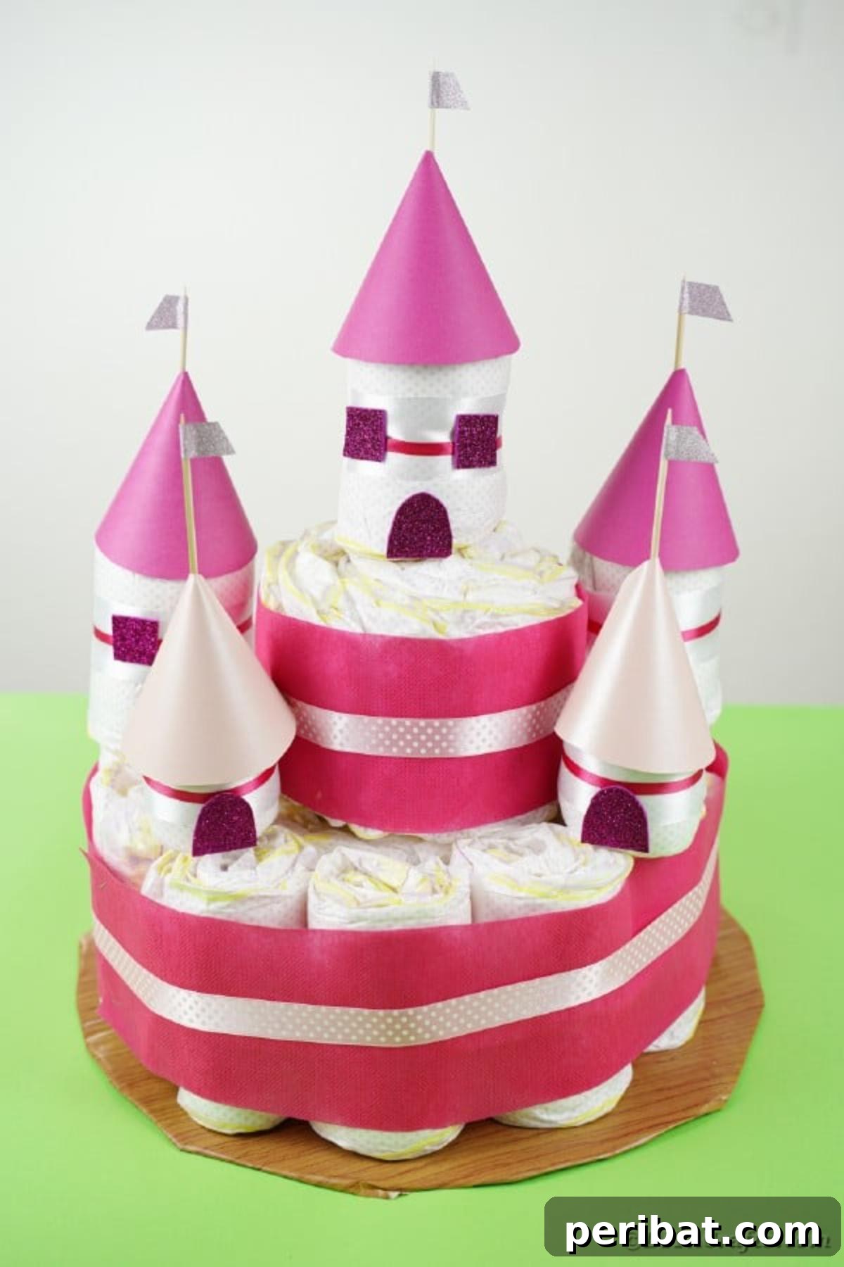 Kraliyet Bez Şato: Bebek Duşu İçin Özel El Yapımı Hediye 26 Finished castle diaper cake, elegantly displayed on a green table