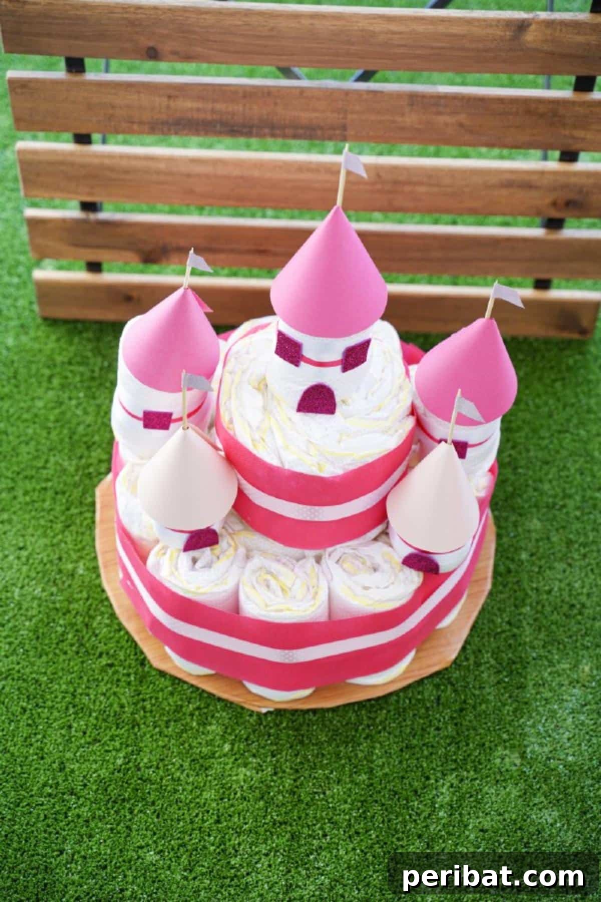 Kraliyet Bez Şato: Bebek Duşu İçin Özel El Yapımı Hediye 27 Diaper castle cake in front of rustic wooden slats, showcasing intricate details