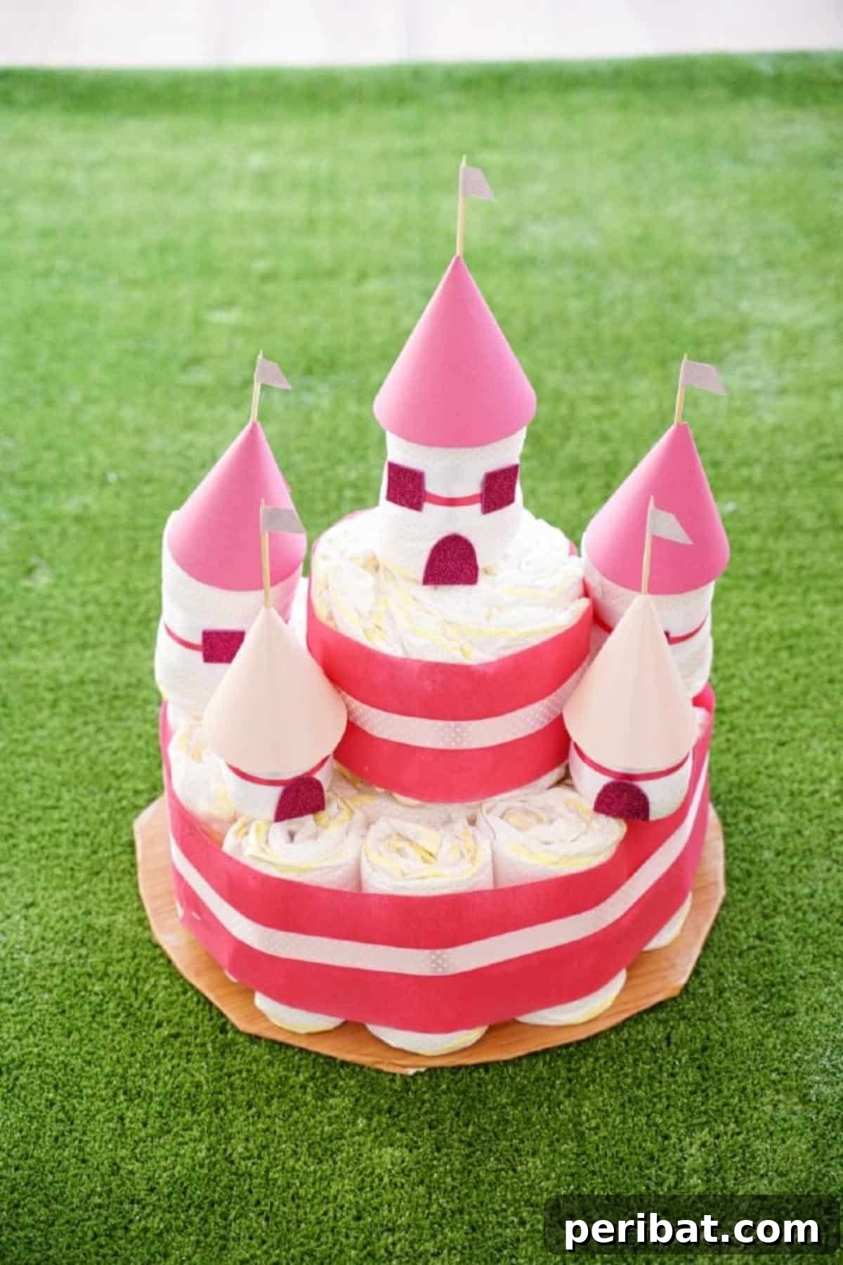 Kraliyet Bez Şato: Bebek Duşu İçin Özel El Yapımı Hediye 29 Diaper castle on green grass with pink and silver accents