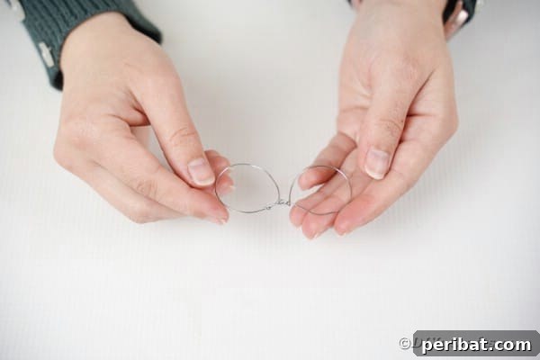 Making wire glasses for santa claus