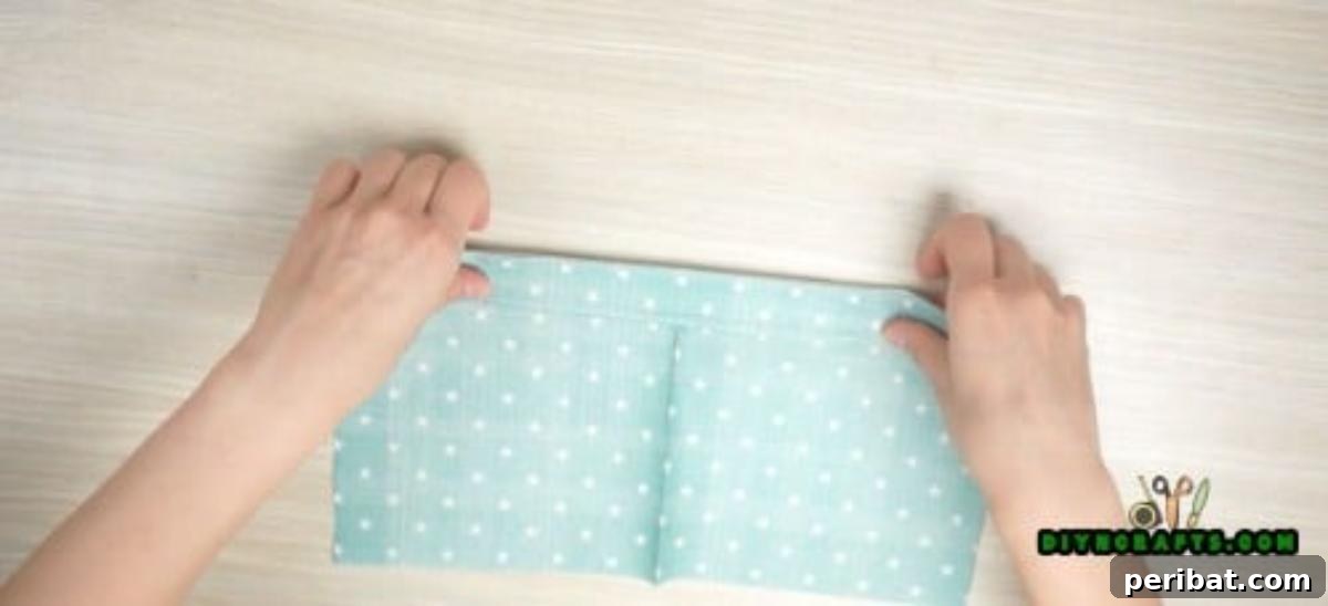 5 Instant Napkin Folds to Amaze Your Guests 18 Fan Napkin Step 2 Detail: Creating Even Pleats